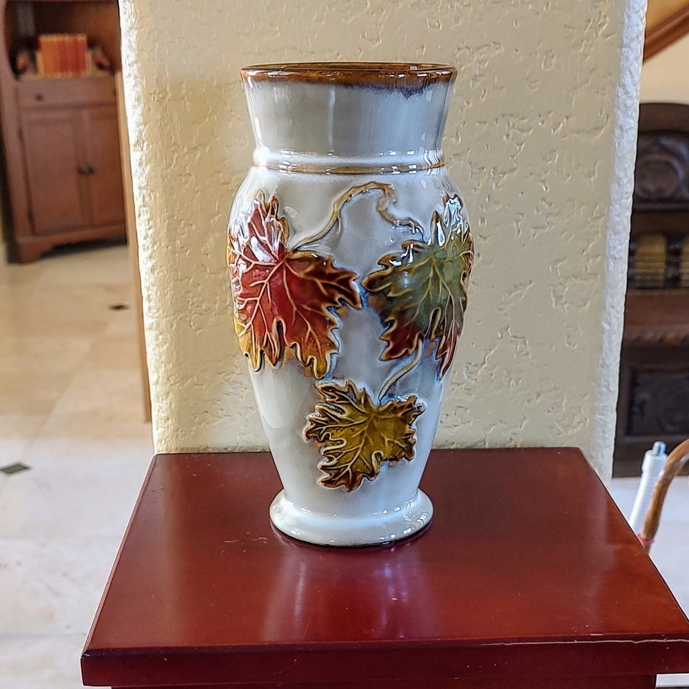 Winn Dixie Floral art pottery vase. No chips or issues. Lovely 7.5" H.